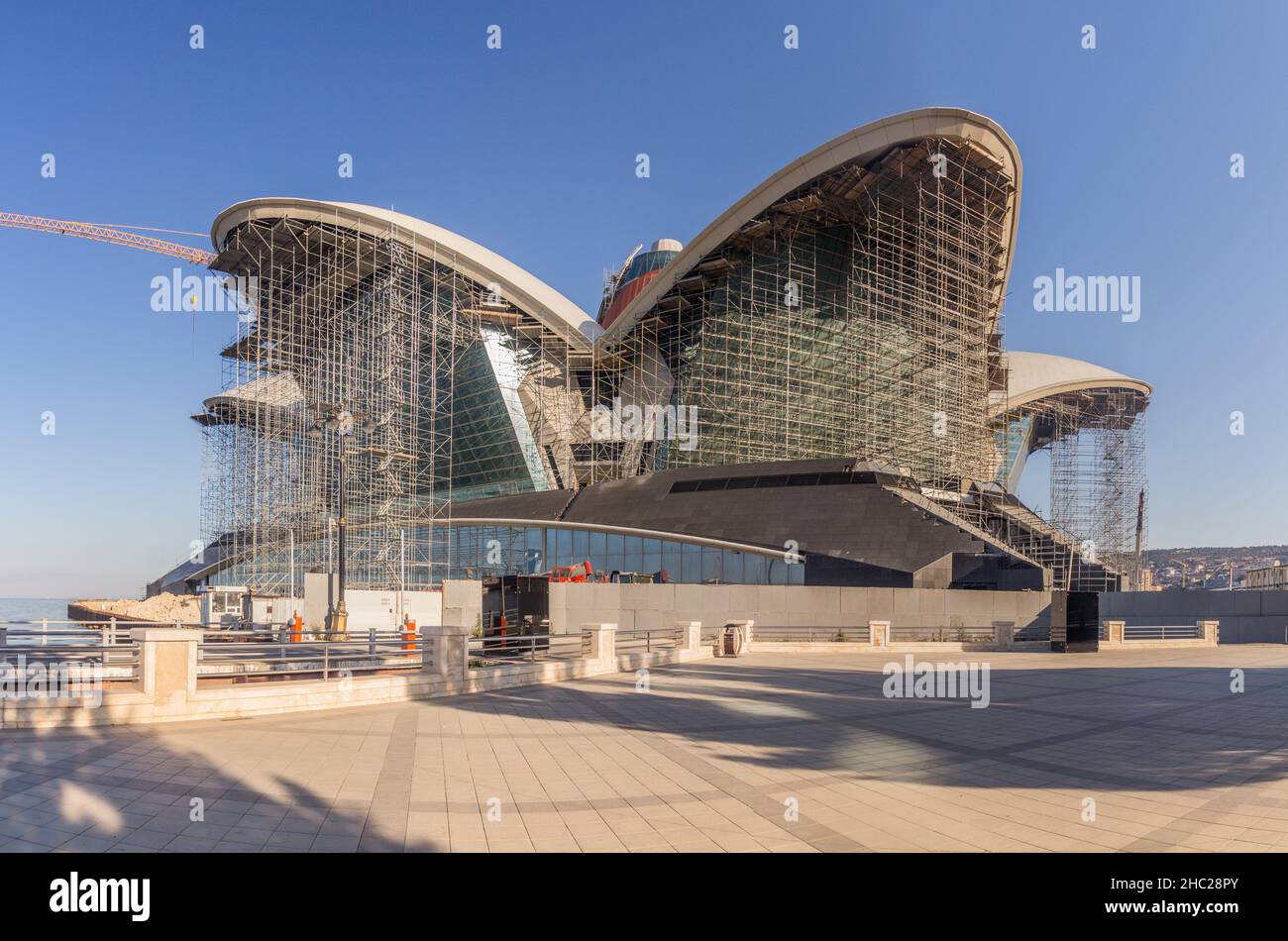 BAKÚ, AZERBAIYÁN - 6 DE JUNIO de 2018: Construcción del centro comercial Caspian Waterfront Mall en Bakú, Azerbaiyán Foto de stock