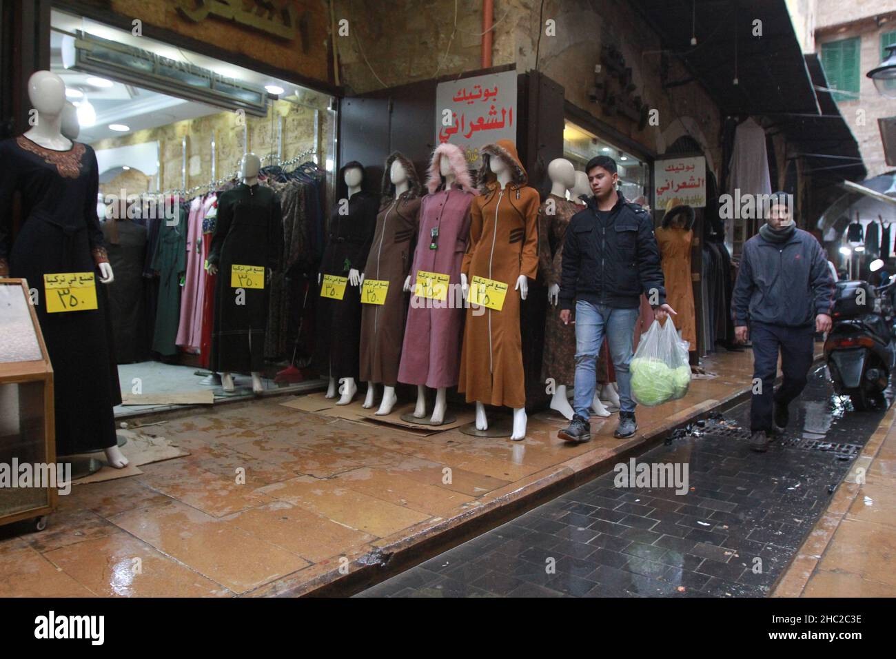 (211217) -- BEIRUT, 17 de diciembre de 2021 (Xinhua) -- Los descuentos en los precios se ven en una tienda de ropa para atraer clientes en Trípoli, Líbano, 16 de diciembre de 2021. (Foto de Khaled Habshiti/Xinhua) Foto de stock