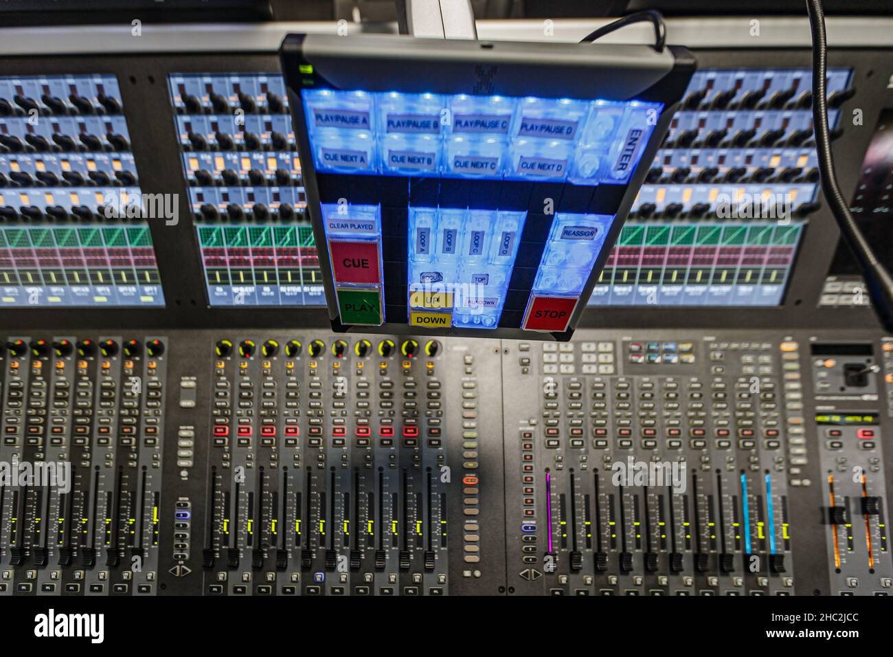 Un escritorio de mezcla de sonido profesional en una estación de televisión  Fotografía de stock - Alamy