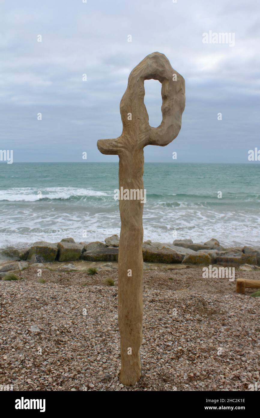 Emma Smith está viendo esculturas de Stick en el camino costero entre Penzance y Marazion, Cornwall, Inglaterra, Reino Unido. Foto de stock