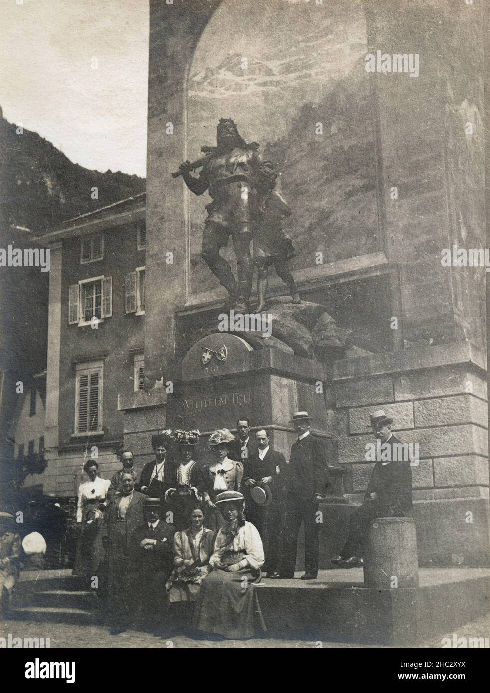 Fotografía antigua de c1900, Monumento del Contar en el mercado de Altdorf, Cantón de Uri, Suiza. FUENTE: IMPRESIÓN FOTOGRÁFICA ORIGINAL Foto de stock