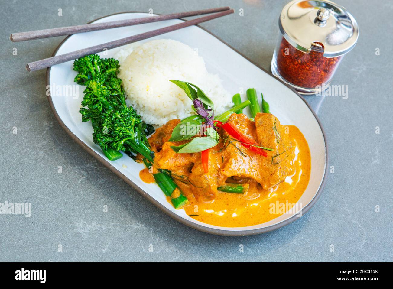 Costillas con pasta de curry Panang, restaurante tailandés Khao Kaeng, Montecito, California Foto de stock