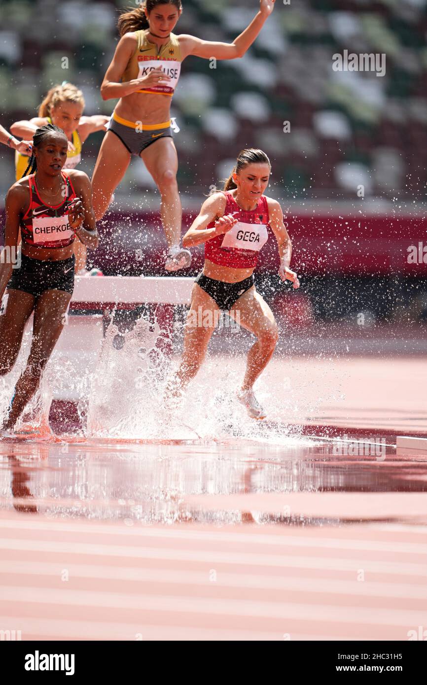 Luiza Gega participando en la steeplechase de 3000 metros en los Juegos  Olímpicos de Tokio 2020 Fotografía de stock - Alamy