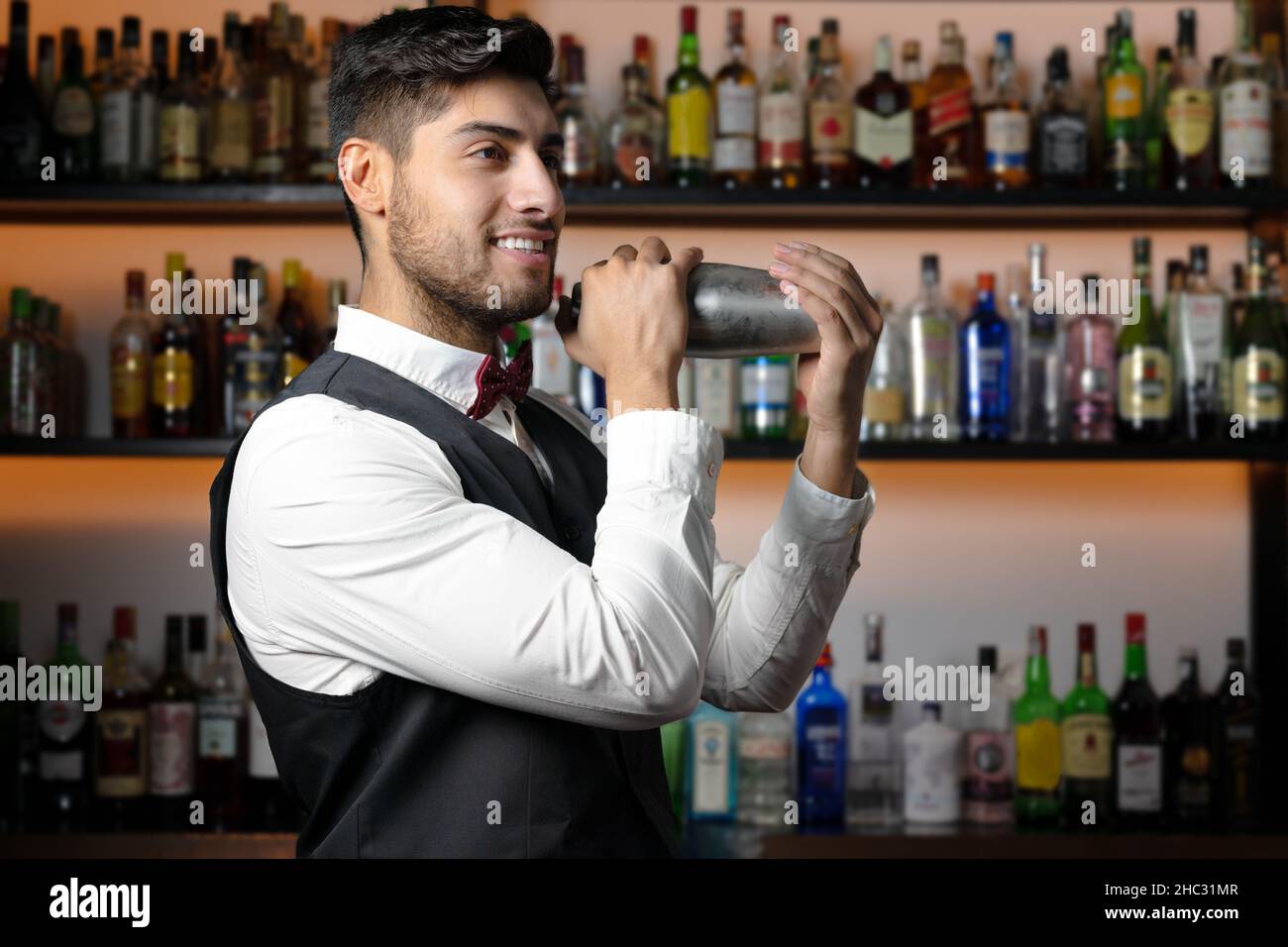 agitando coctelería en el bar de Fotografías de alta calidad Fotografía de stock - Alamy