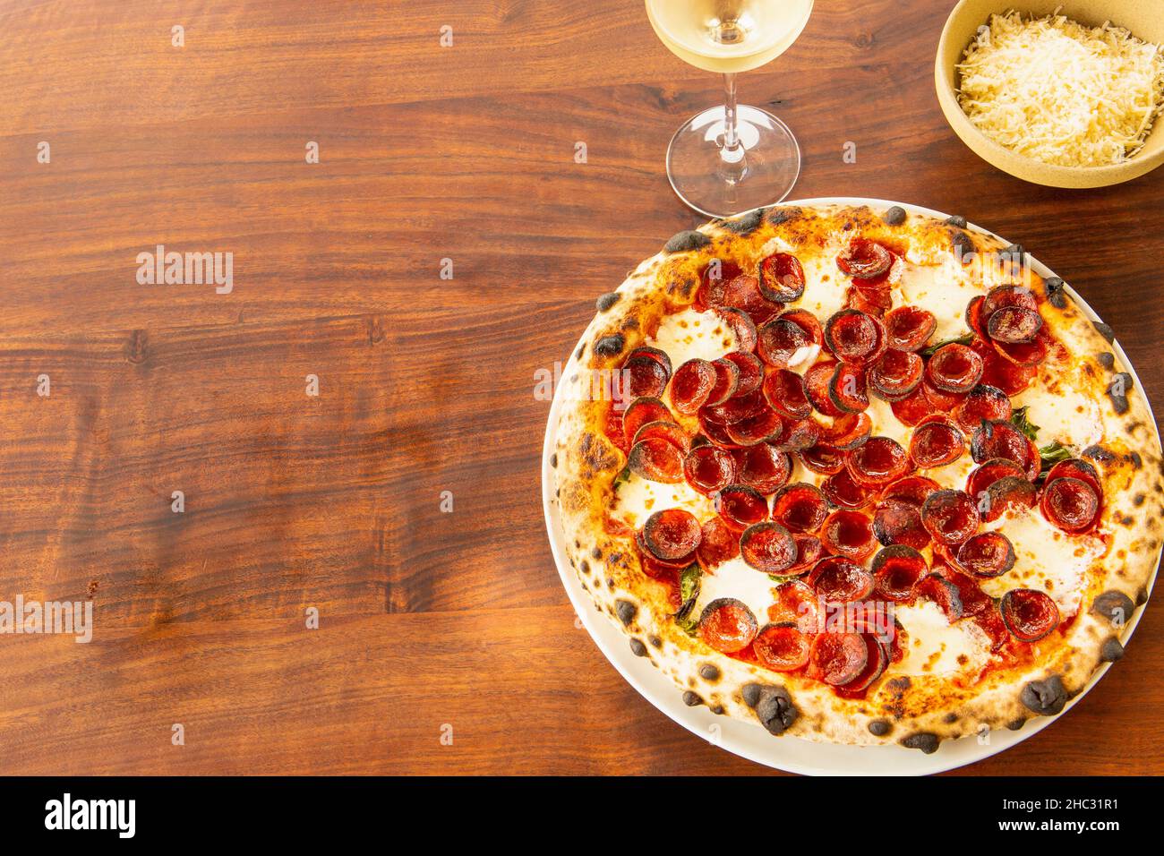 pizza de pepperoni y un vaso de chardonnay Foto de stock