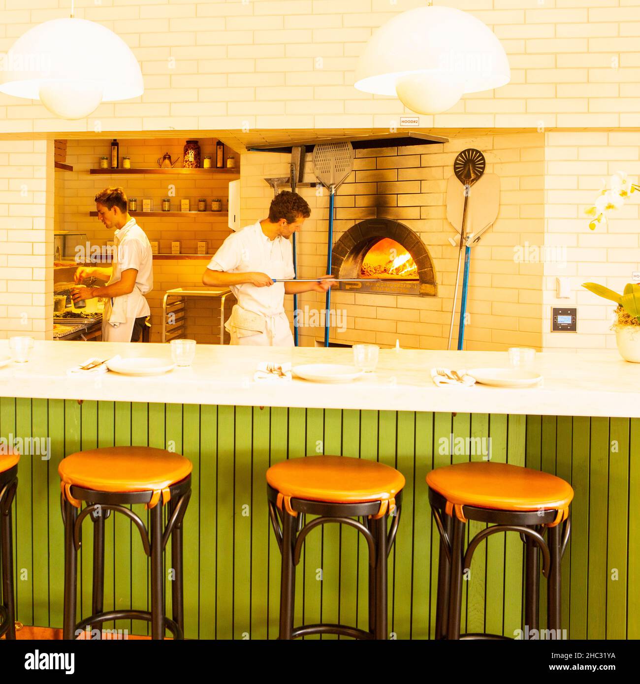 Chef de pizza a la comprobación de una pizza, Bettina, Montecito, California, restaurante, Cocina italiana, comida, Foto de stock