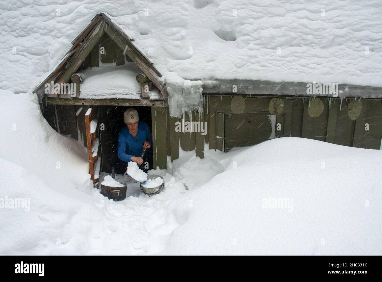una sola mujer con pala de nieve. Mt Hood, Oregón Foto de stock