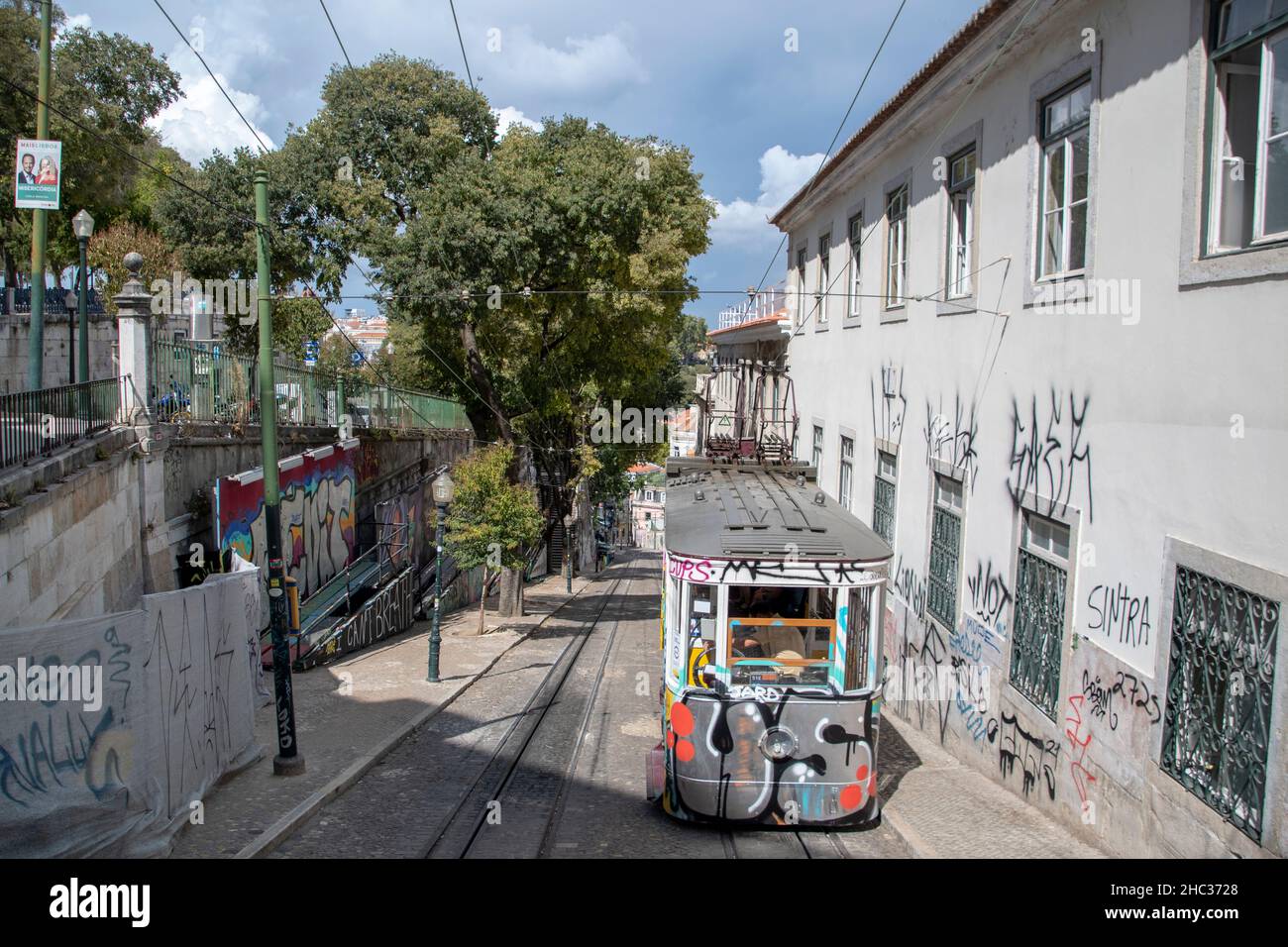 Paisaje de vistas cuesta abajo de la calle con coche en Lisboa Foto de stock