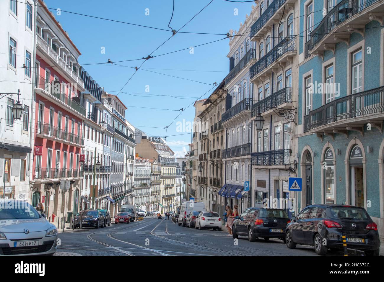 Paisaje de vista cuesta abajo de la calle en Lisboa Foto de stock