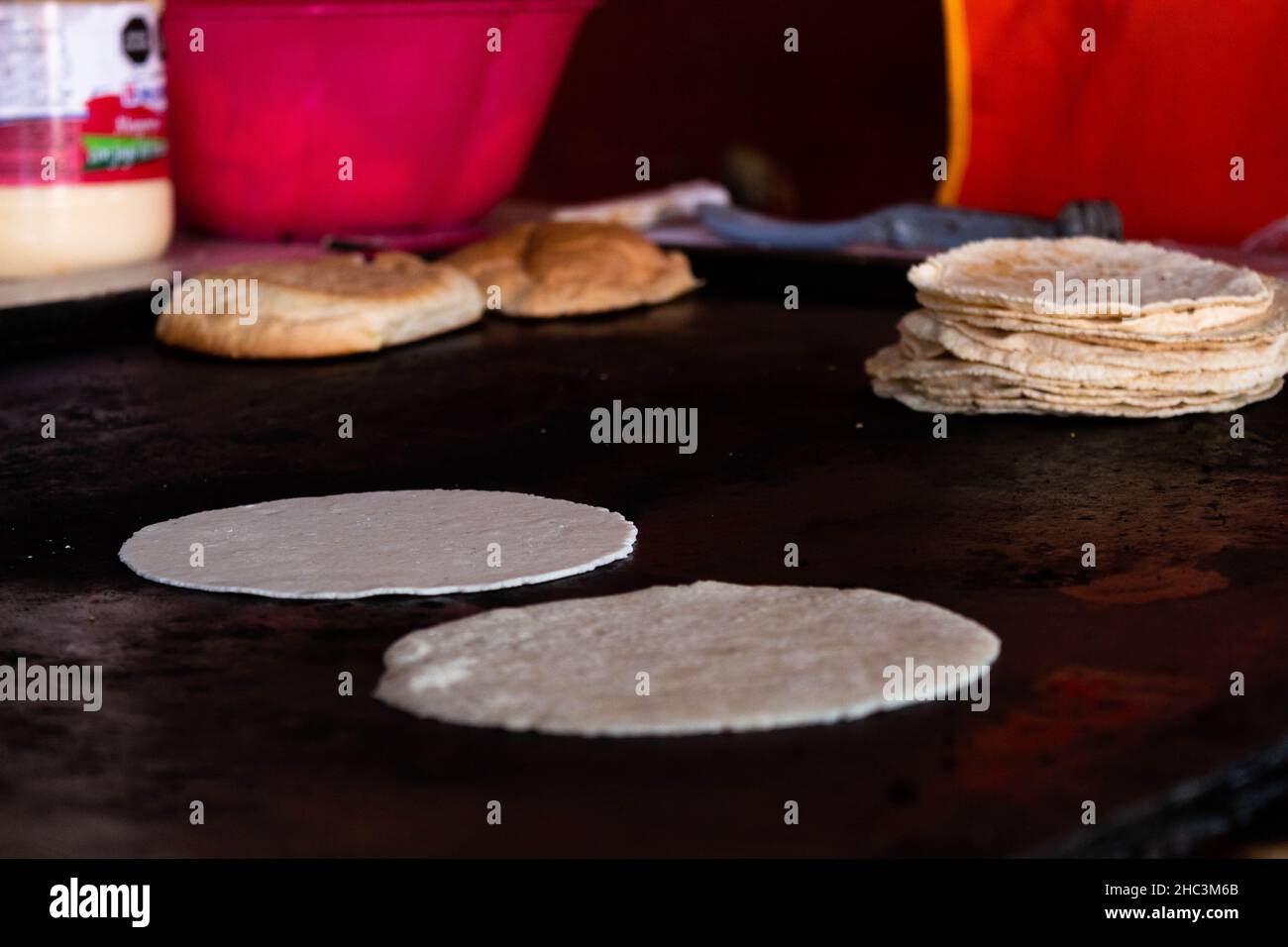 tortillas de maíz hechas a mano tradicionales de yucatán, méxico. Fotografías de alta calidad