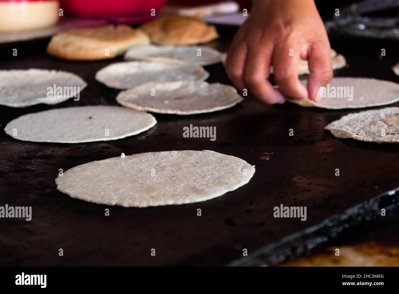 cerca de una mujer mexicana de la península de yucatán preparando