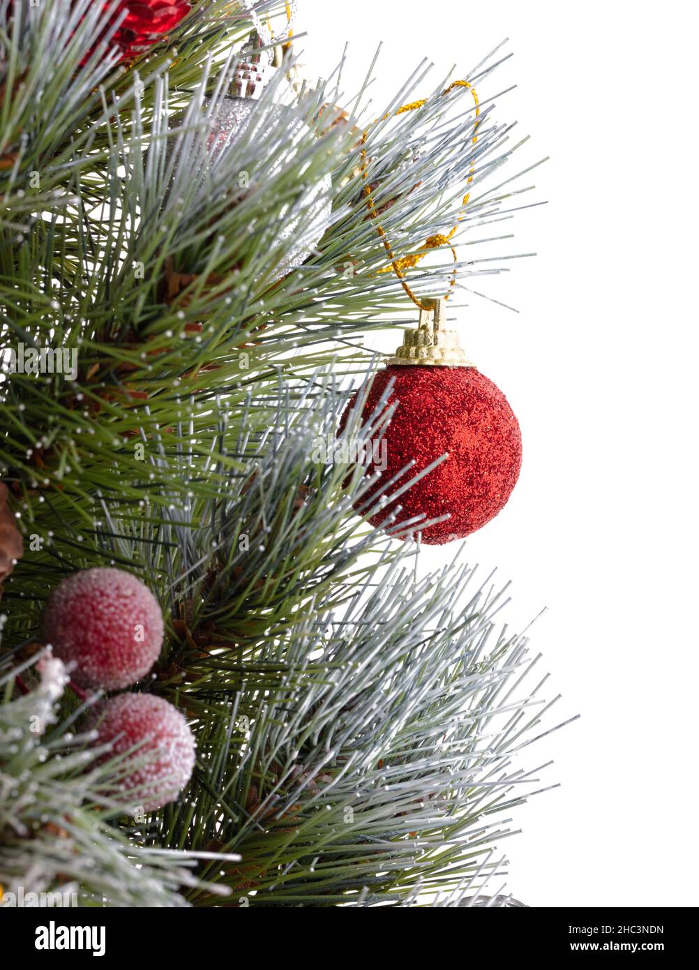 Árbol de Navidad. Ramitas de pino verde decoradas con una bola roja. Bolas  rojas y plateadas desenfocadas en el fondo y bayas rojas en primer plano.  Clo Fotografía de stock - Alamy