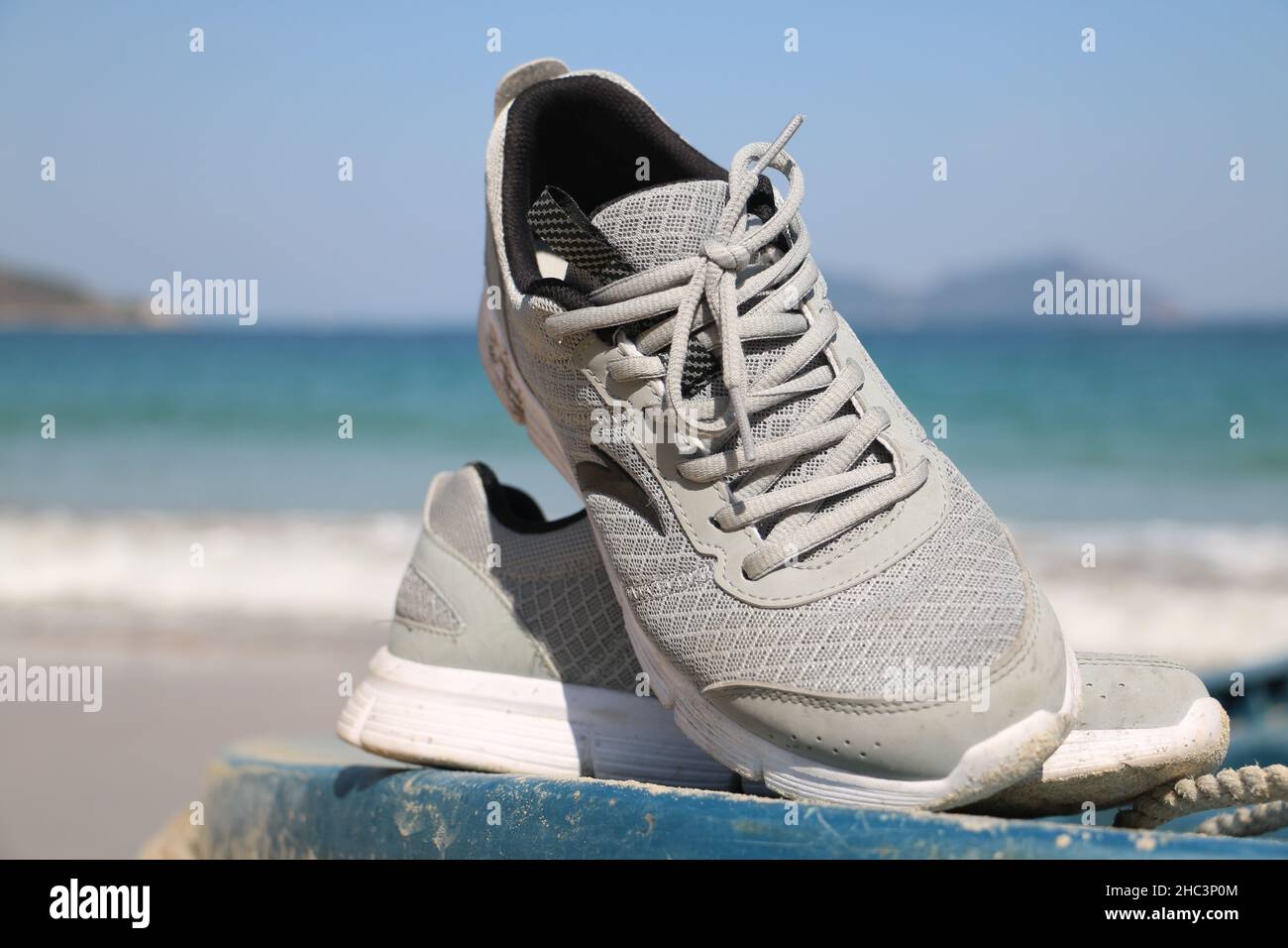Zapatos el mar Fotografía de stock - Alamy