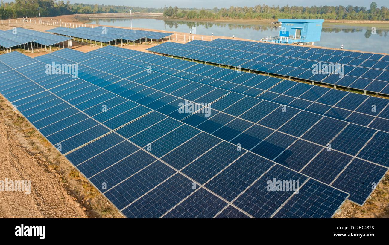 Energía solar agrícola para reemplazar el uso de electricidad para bombear agua. Foto de stock