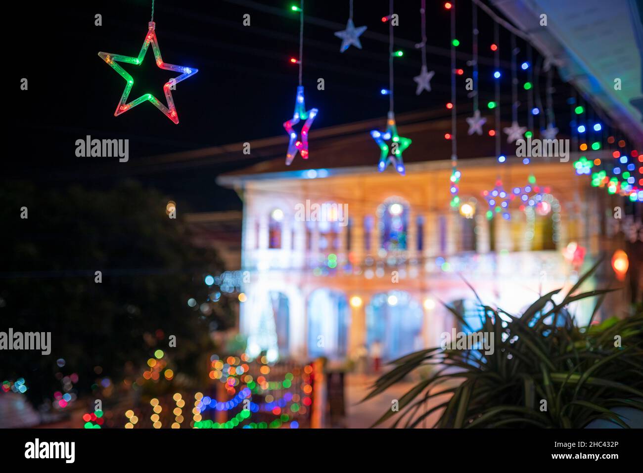 Seleccione luz de estrellas y fondo navideño en la localidad de Tha Rae Sakon Nakhon, Tailandia. Foto de stock