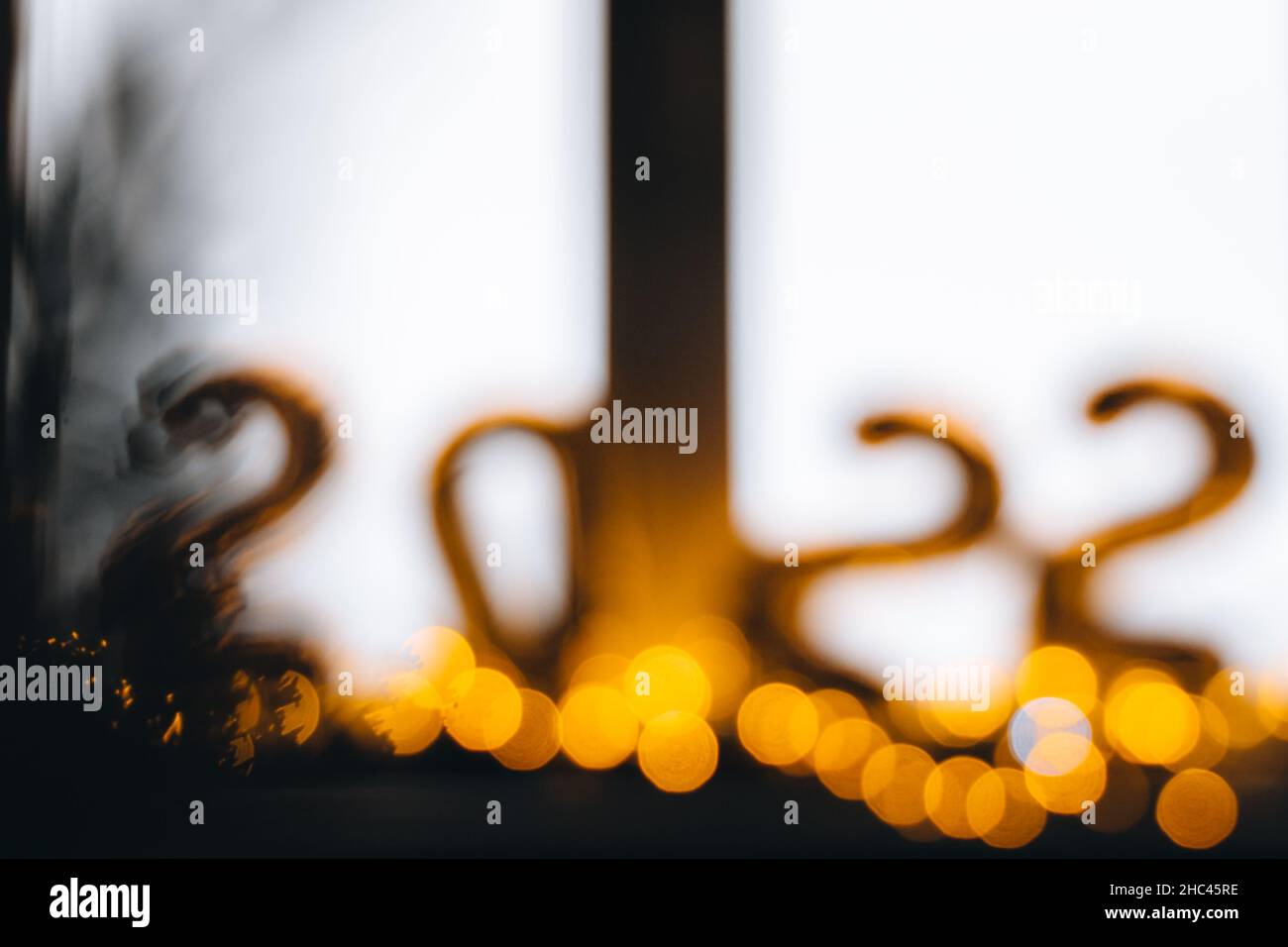 2022 números de año nuevo en globos dorados sobre fondo blanco Fotografía  de stock - Alamy