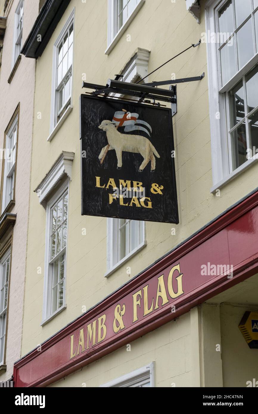 Fachada del histórico pub Lamb and Flag Oxford UK; data de 1613, ahora parte del Grupo Inklings Foto de stock