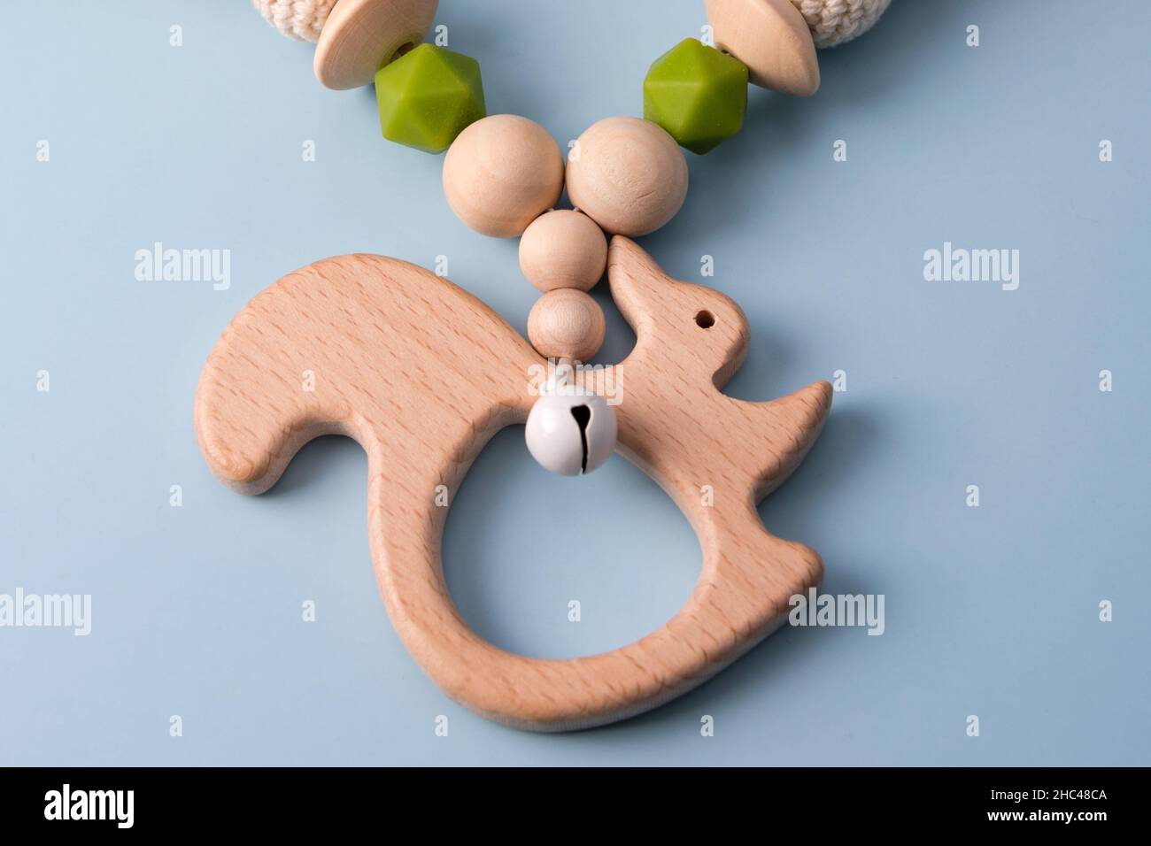 Juguetes para bebés y niños pequeños. El bebé se traquetea para el cochecito.  Juguetes móviles de madera para el traqueteo, decoración nórdica  habitación, regalo de ducha para bebés Fotografía de stock -