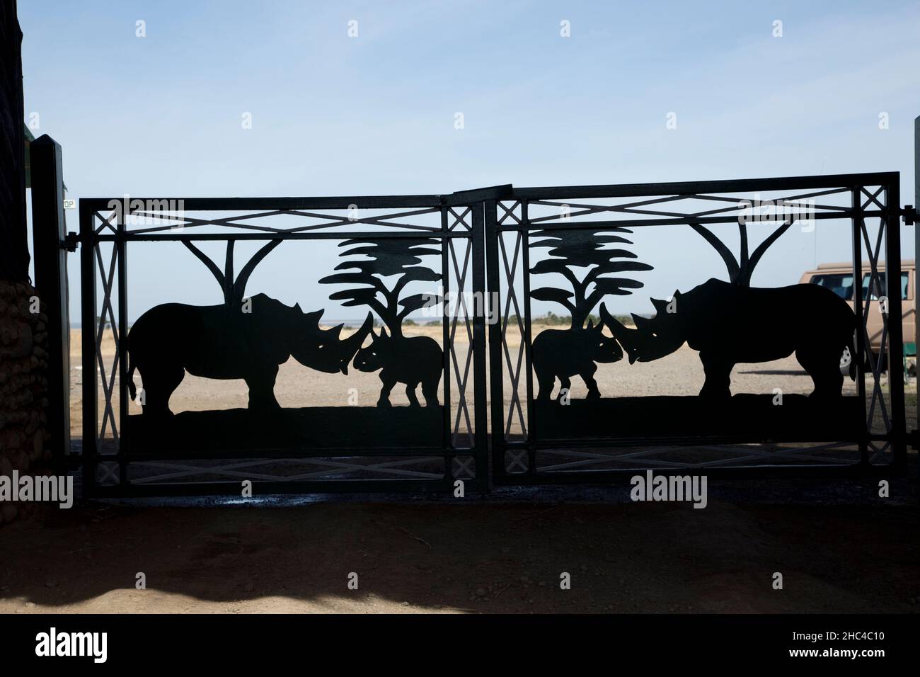 Siluetas de rinocerontes metálicos en las puertas de entrada al Ol Pejeta Conservancy Kenia Foto de stock