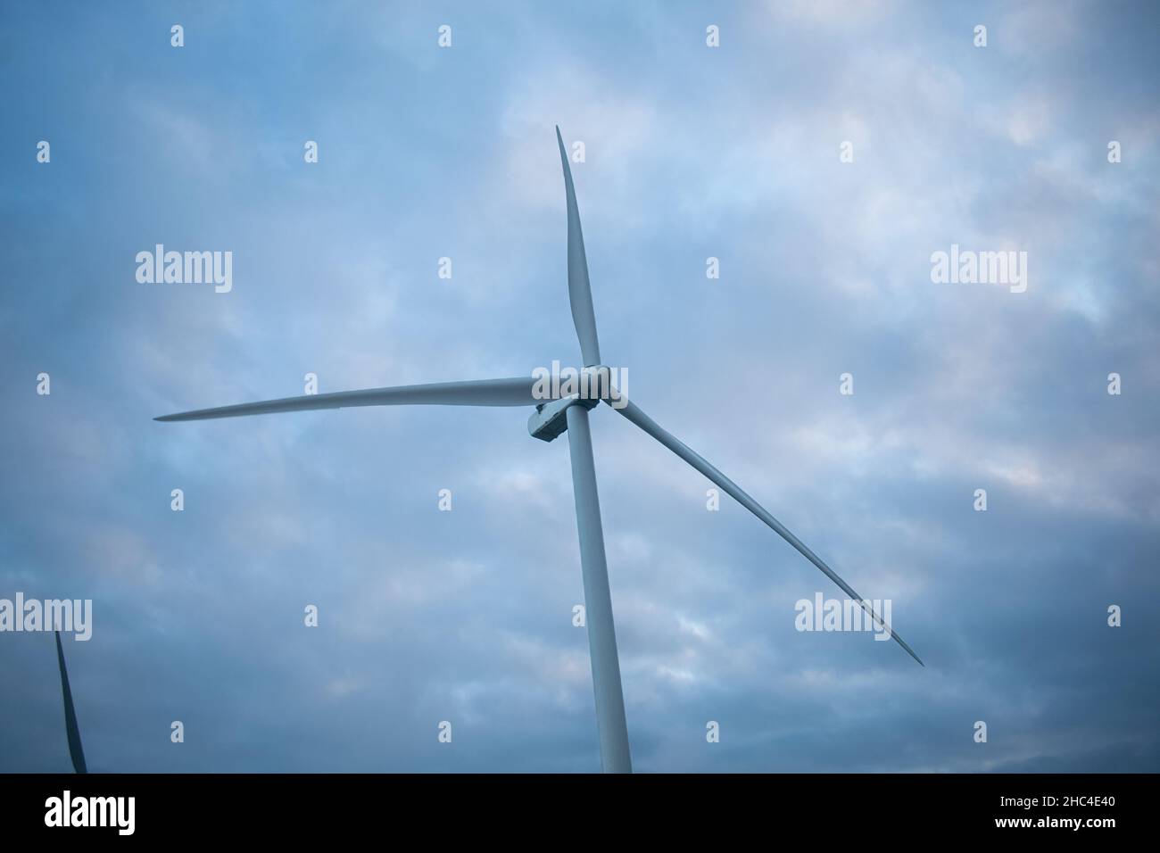 Molino para la producción de energía eléctrica en Dinamarca. Tema de transición energética de Scandanvia Foto de stock