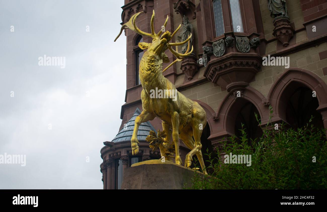 Primer plano de las inmaculadas estatuas de oro de ciervo en el Castillo de Drachenburg en Bonn, Alemania Foto de stock