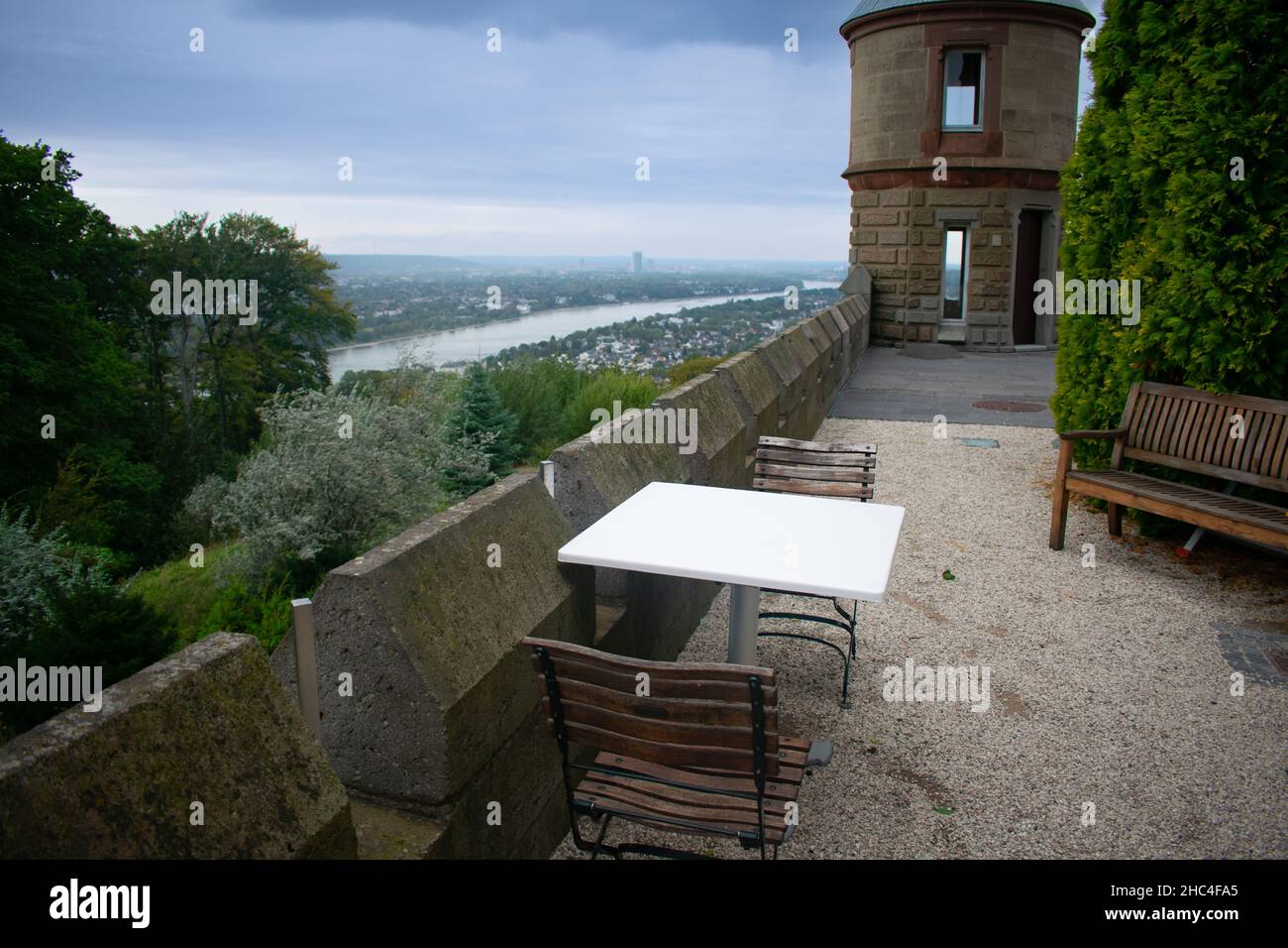 Castillo de Drachenburg en Bonn, Alemania con el centro de la ciudad y canal de navegación en el fondo Foto de stock