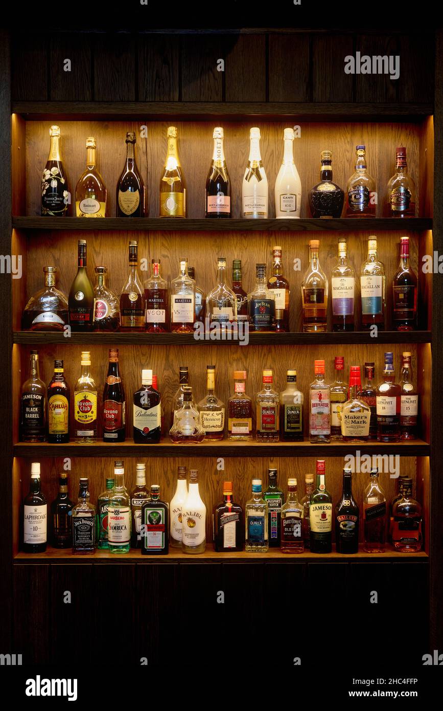 Botellas con alcohol en un bar. En las estanterías hay botellas de bebidas  alcohólicas. Barra en la pared. 06.06.2021, Región de Rostov, Rusia  Fotografía de stock - Alamy