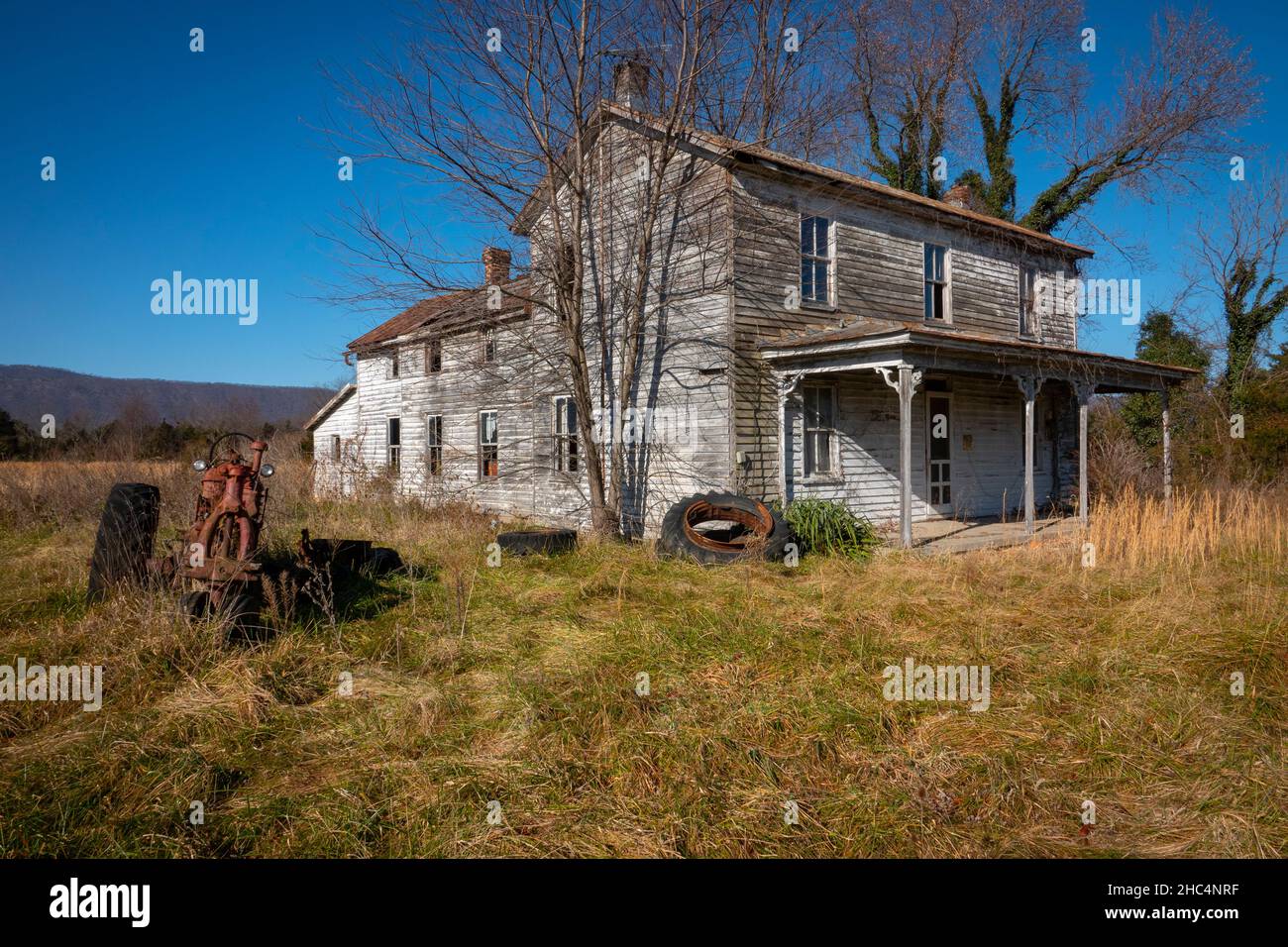 Estados Unidos Virginia Luray Page County Una antigua casa de madera abandonada y arruinada Foto de stock