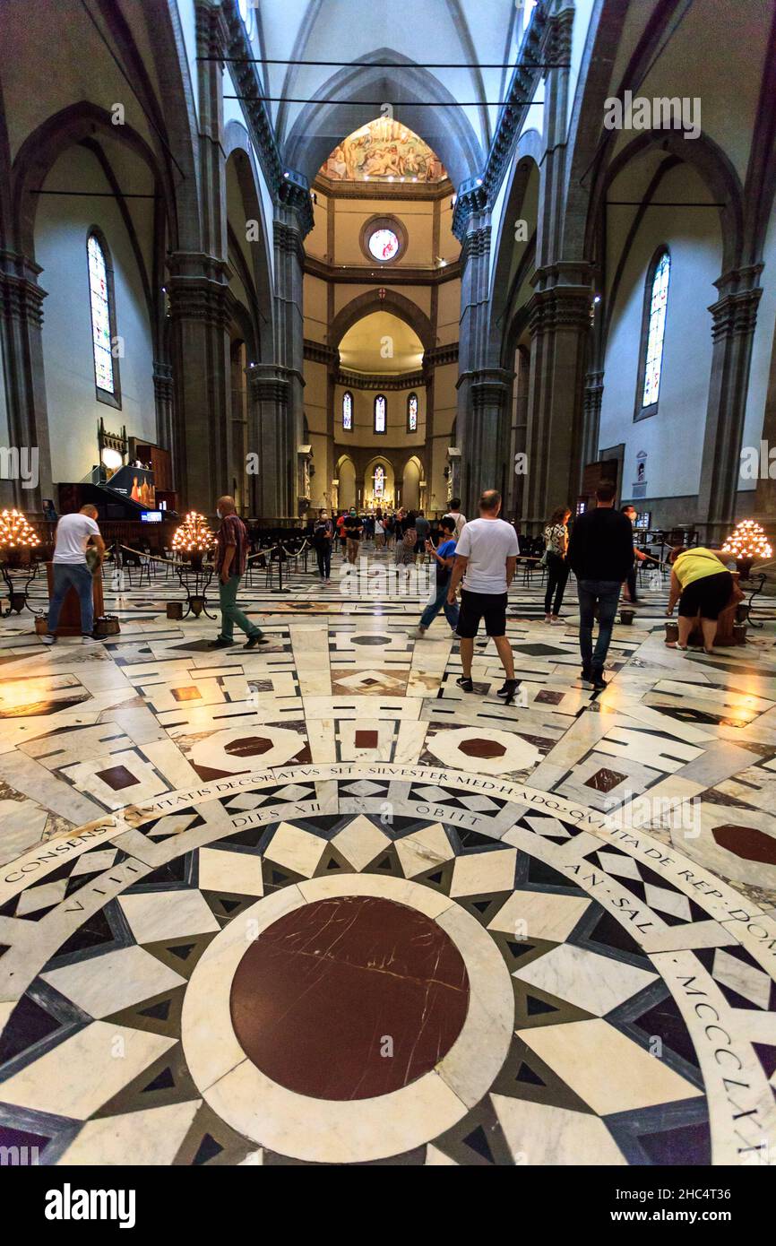 Visitantes dentro de la Catedral de Santa María del Fiore. Florencia. Italia Foto de stock