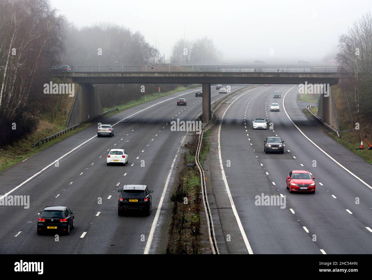 Tráfico ligero en la autopista M40 en Nochebuena, 2021. Warwick, Reino Unido. Foto de stock