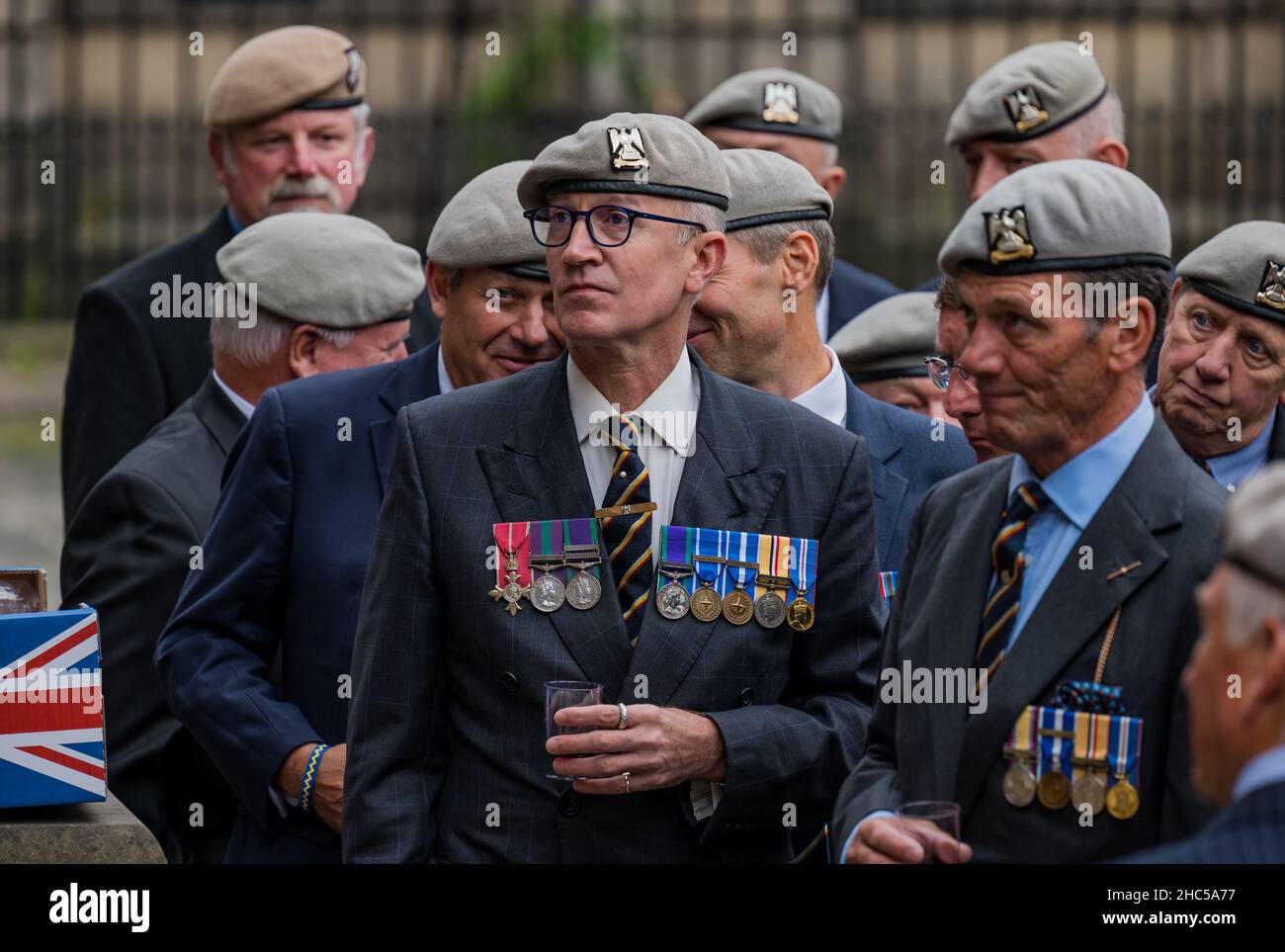 Los veteranos soldados de los Royal Scots Dragoon Guardias que llevan medallas se reúnen en un evento, Royal Mile, Edimburgo, Escocia, Reino Unido Foto de stock