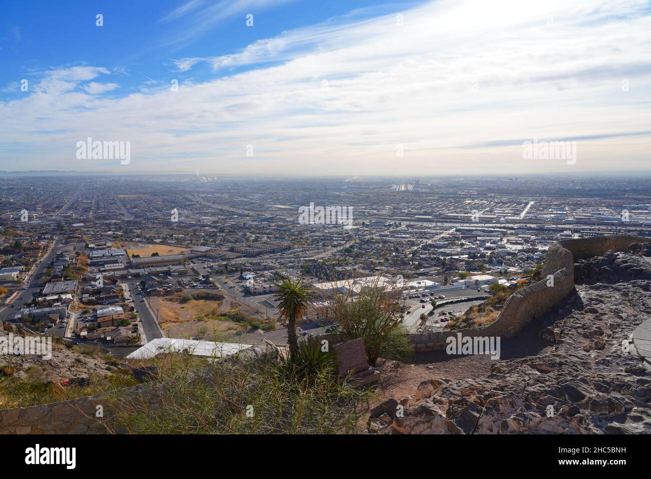 EL PASO, TX -15 DEC 2021- Vista de los rascacielos de El Paso, Texas y Ciudad Juárez, México, y la frontera entre Estados Unidos y México vista desde el punto de referencia Foto de stock