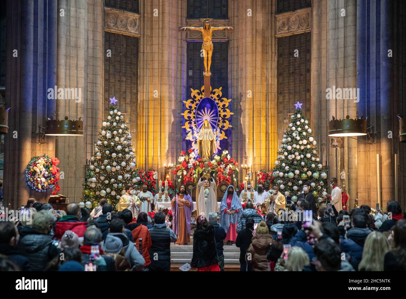 Estambul, Turquía. 24 de diciembre de 2021: Celebración de la liturgia  navideña en la Iglesia de San Antonio de Padua durante los días de la  pandemia. La Navidad es la fiesta cristiana