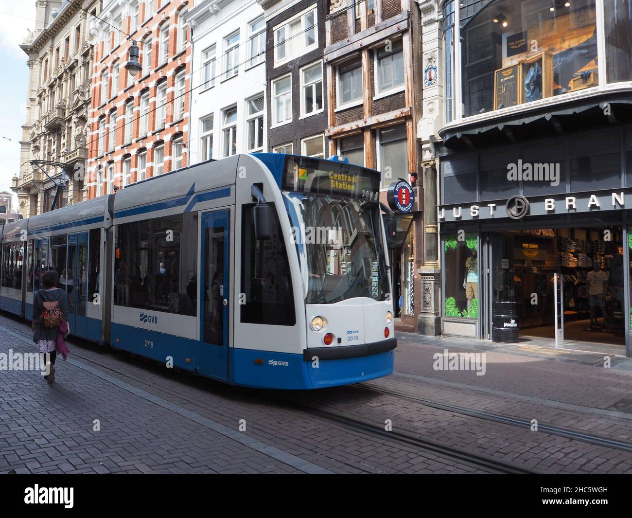 Moderno tranvía azul y blanco en las calles de Amsterdam Foto de stock