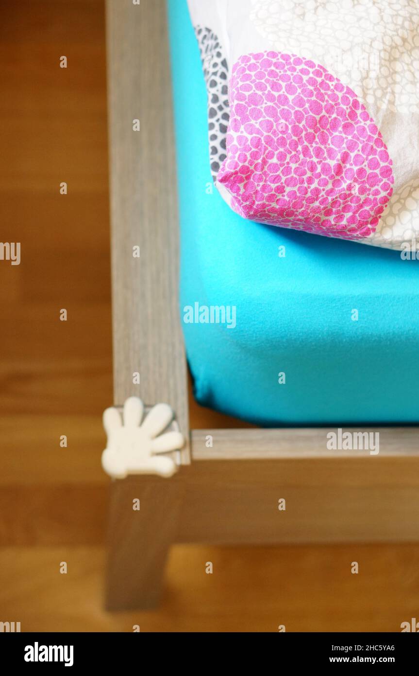 Puertas de armarios blancos bloqueadas de los niños, no hay personas. Cierre  los cajones de los muebles del bebé, nadie Fotografía de stock - Alamy