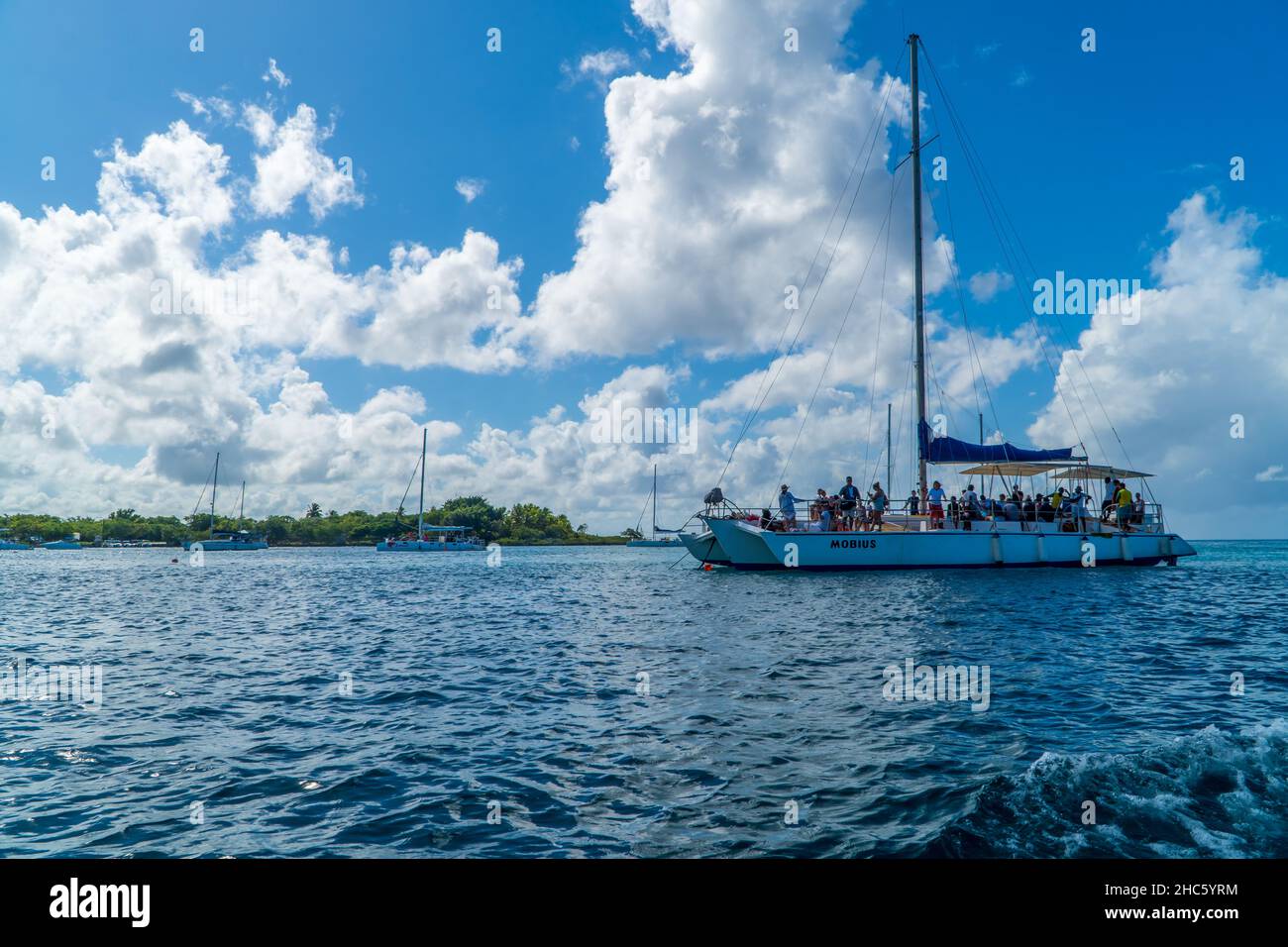 Vista de catamaranes turísticos sobre el agua en Bayahibe, República Dominicana Foto de stock