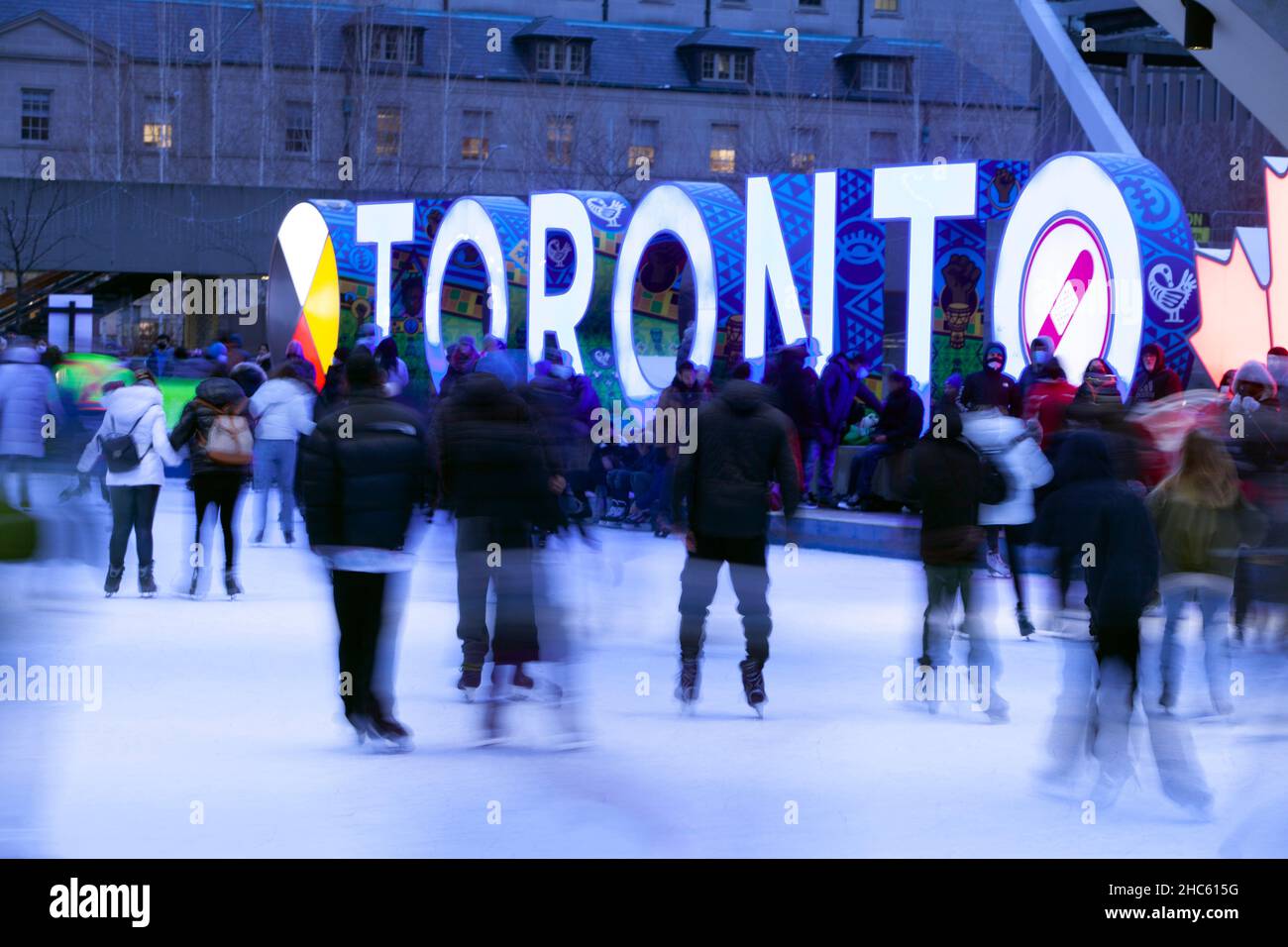 Toronto, 24 de diciembre de 2021: Patinaje de Nochebuena en Nathan Phillips Square Foto de stock