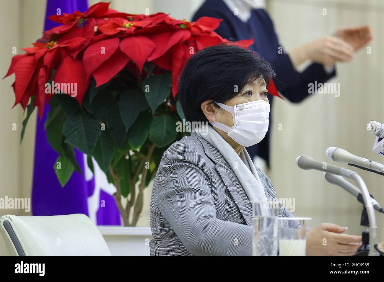 La Gobernadora de Tokio Yuriko Koike asiste a su conferencia de prensa  final del año en Nochebuena, con el telón de fondo de la flor navideña de  diciembre, la poinsettia. El 24