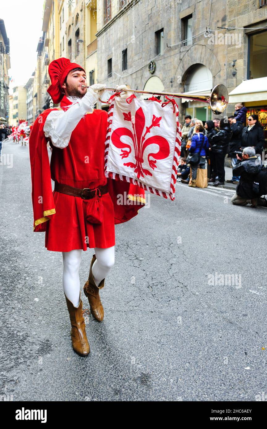Florencia, Italia - 6 de enero de 2013: Trompetista fanfarria en el desfile del día de la Epifanía, con una gran procesión en trajes medievales. Foto de stock