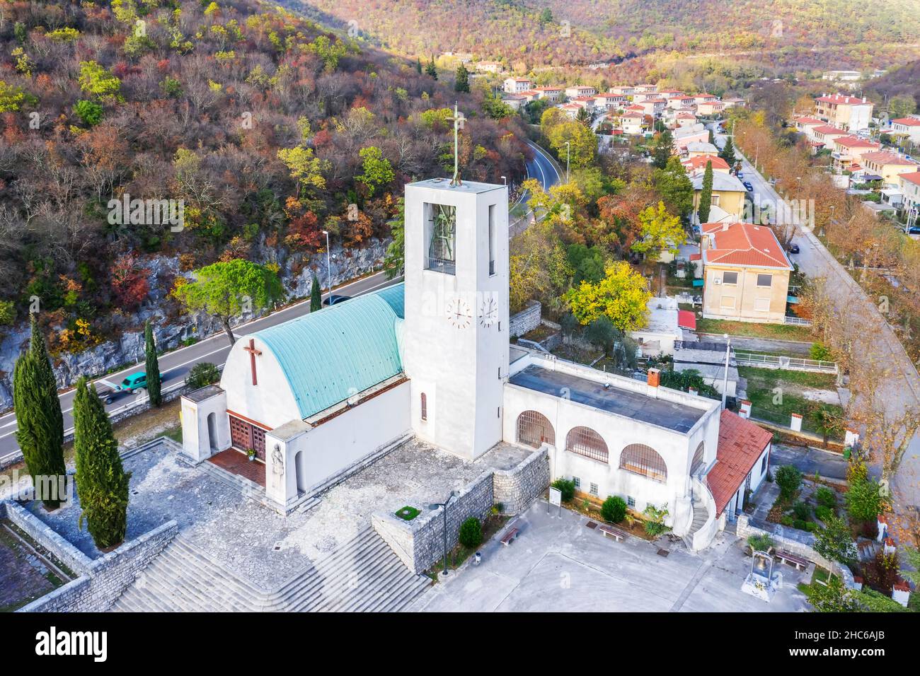 Una vista aérea de Rasa, la plaza de la ciudad y la iglesia de Santa Bárbara, Istria, Croacia Foto de stock
