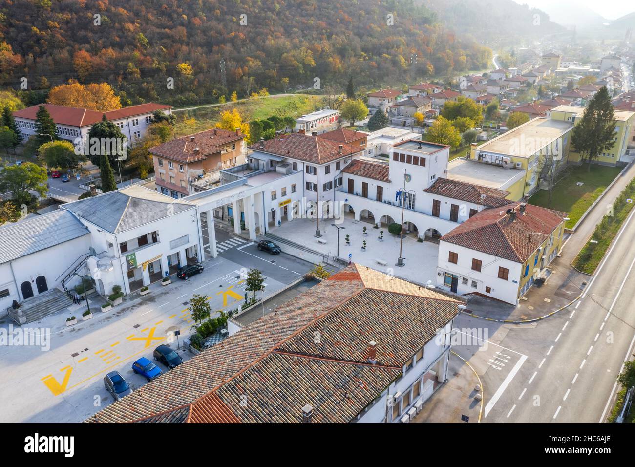 RASA, CROACIA - 13 DE NOVIEMBRE de 2021 - Una vista aérea de Rasa, plaza de la ciudad, Istria, Croacia Foto de stock