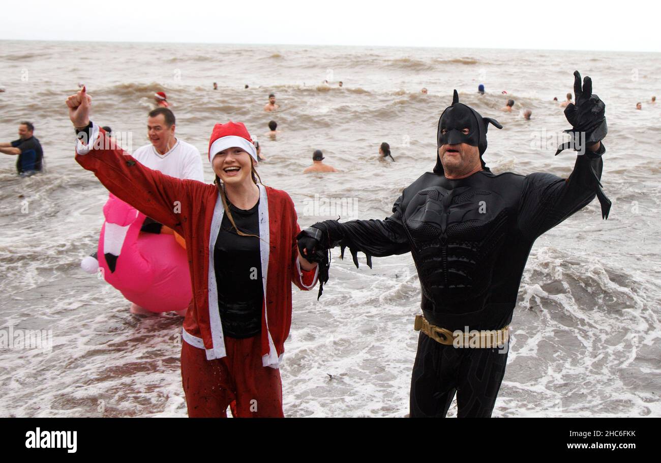 Charmouth, Reino Unido. 25th de Dic de 2021. Charmouth, Dorset 25 Dec 2021 VESTIR DE Fancy Nade de Navidad. Después de ser convocado el año pasado debido a la pandemia de Coronavirus, Charmouth, Reino Unido. 25th de Dic de 2021. Charmouth, Dorset 25 Dec 2021 VESTIR DE Fancy Nade de Navidad. Después de ser convocado el año pasado debido a la pandemia de Coronavirus,