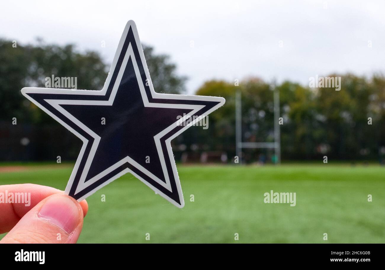 16 de septiembre de 2021, Arlington, TX. Emblema de un equipo de fútbol americano profesional Dallas Cowboys con sede en el área metropolitana de Los Ángeles en el sp Foto de stock