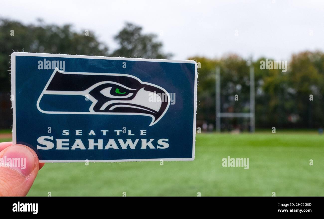 16 de septiembre de 2021, Seattle, Washington. El emblema de un equipo de fútbol americano profesional Seattle Seahawks con sede en Seattle en el estadio deportivo. Foto de stock