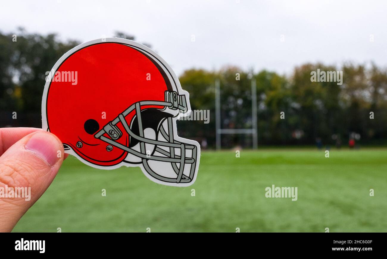 16 de septiembre de 2021, Cleveland, Ohio. Emblema de un equipo de fútbol americano profesional Cleveland Browns con sede en Cleveland en el estadio deportivo. Foto de stock