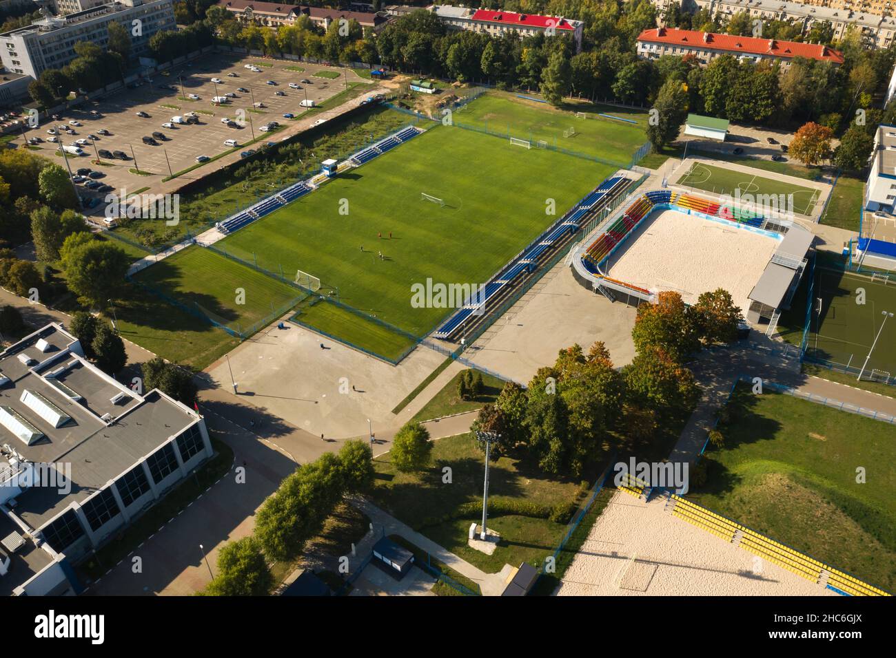 Complejo deportivo en el centro de Minsk con un recinto deportivo al aire libre para juegos. Bielorrusia. Foto de stock