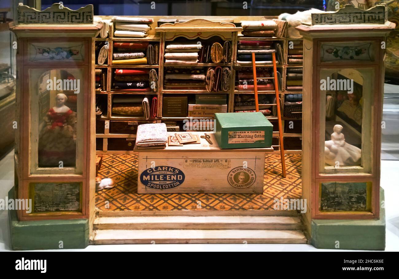 Rochester, Nueva York, Estados Unidos. 16 de diciembre de 2021.Casa de muñecas estilo tienda de telas antiguas en exhibición en el Museo Nacional de Juego Strong en Rochester, Nueva Yor Foto de stock