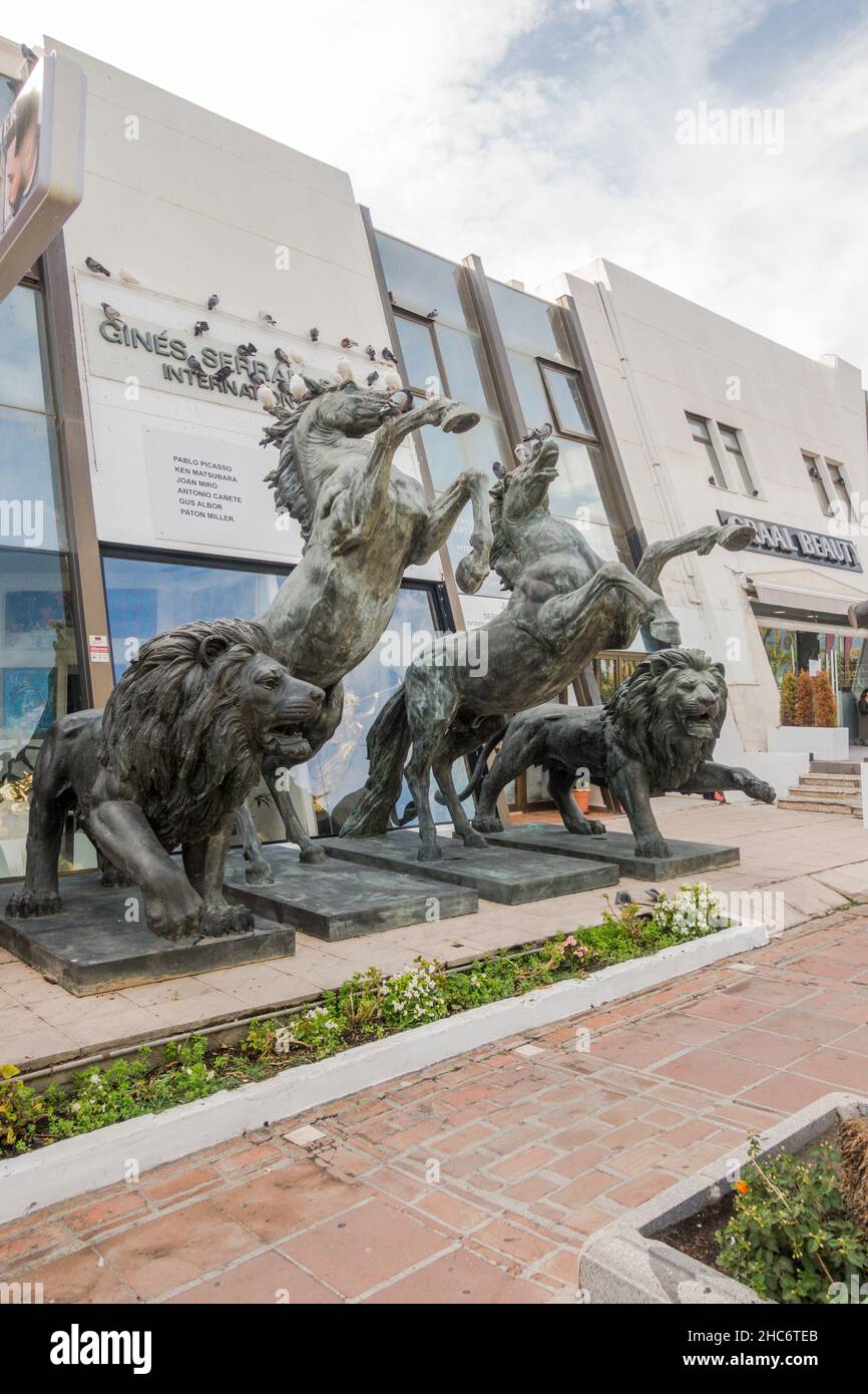 Enormes estatuas de bronce en exhibición en Puerto Banus, fabricante exportador final de esculturas de bronceware, Andalucía, España. Foto de stock