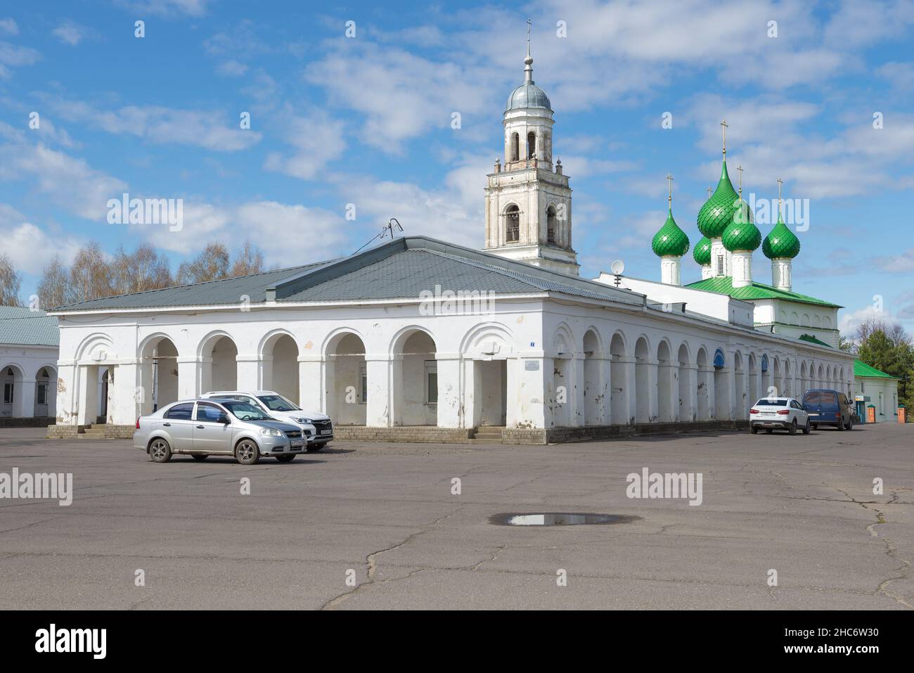 POSKEKHONE, RUSIA - 07 DE MAYO de 2021: Vista de la antigua galería comercial en un soleado día de mayo Foto de stock