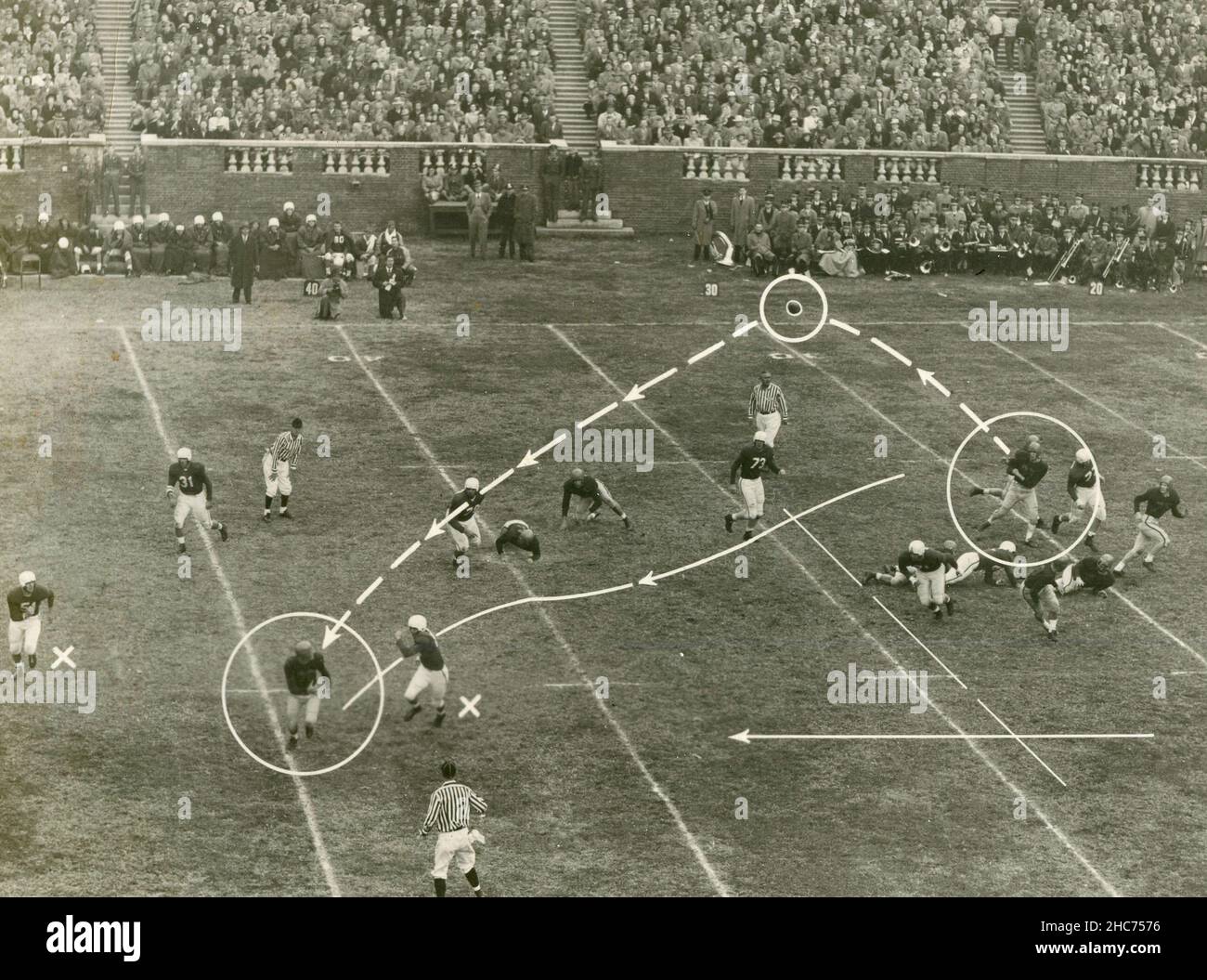 Jugadores de fútbol americano en acción: Esquema técnico, EE.UU. 1940s Foto de stock